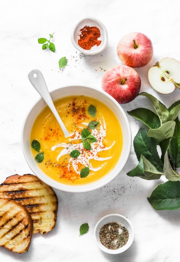 Kürbiscrème-Suppe mit Apfelstückchen