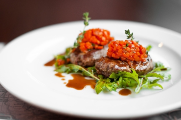 Rinderhüftsteaks mit geröstetem Muskatkürbis und Rucola