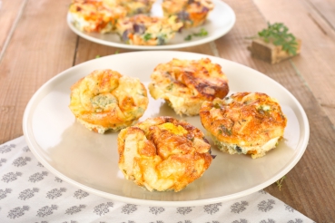 Kleine vegetarische Frittata mit Pesto-Dressing