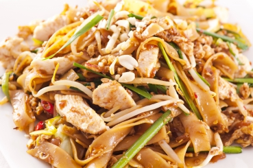 Nudelwok mit Gemüse und Putenfleisch