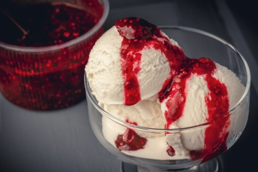 Pumpernickeleis mit Himbeer-Sauce