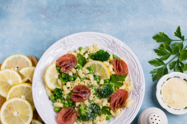 Scharfe Pasta mit Brokkoli und Salami